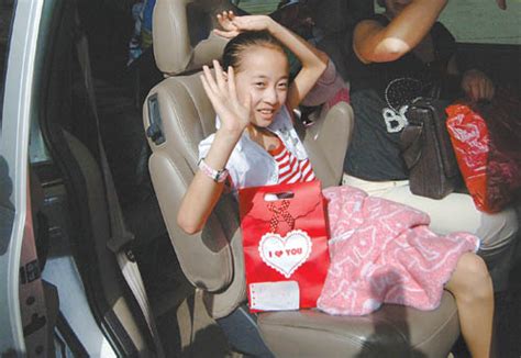开屏新闻-解放军在汶川地震中救出的女孩，如今从军在武汉救人