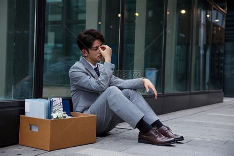 失业职场商务男性瘫坐在地上高清图片下载-正版图片501796371-摄图网