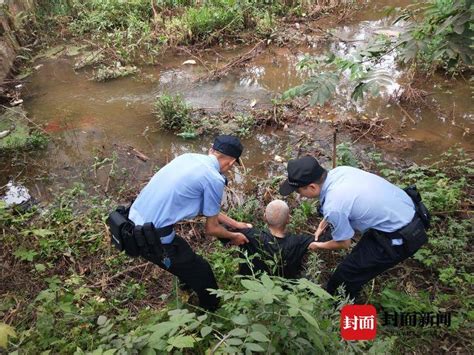 溪边捞鱼不慎落水 八旬老人快要被淹 民警火速救援 - 封面新闻