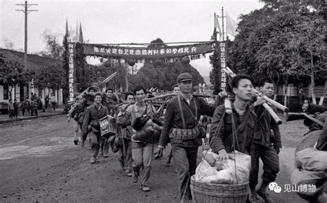 中越战争回顾：对越自卫反击战解放军战士出征照片
