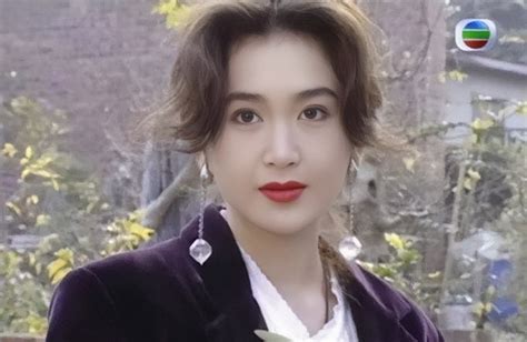 54岁温碧霞宣传新作《堕落花》，穿超低领长裙，站C位美成焦点