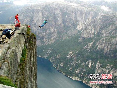 中国悬崖边上的小学生，每天爬着悬崖上学，一不小心就会掉落悬崖