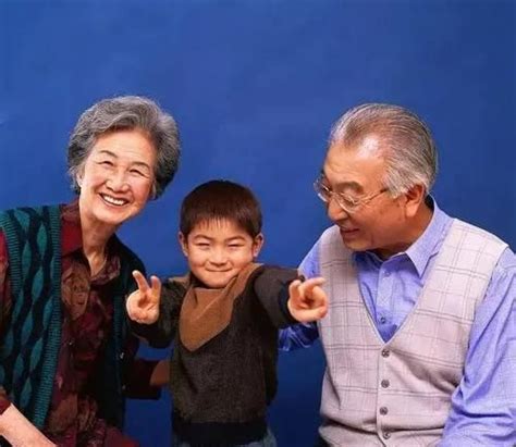和外孙女一起快乐的祖母家里带高清图片下载-正版图片504925909-摄图网