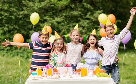 夏季花园快乐的孩子生日聚会高清图片下载-正版图片300129709-摄图网