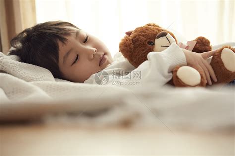 小孩孩子3岁睡觉与小熊的女孩在床上高清图片下载-正版图片502272436-摄图网