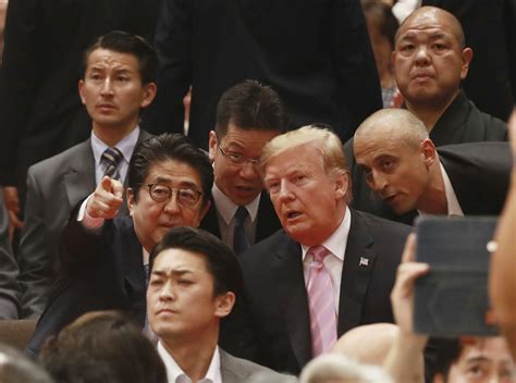 美国总统特朗普访日 与安倍晋三一起看相扑赛