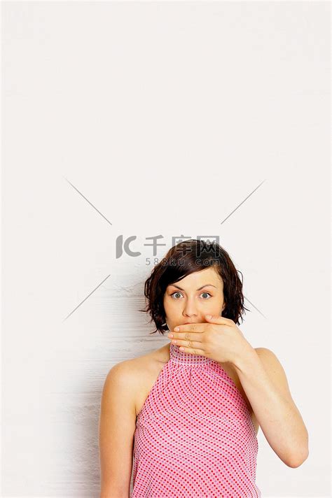 温柔系头像捂着嘴巴女生
