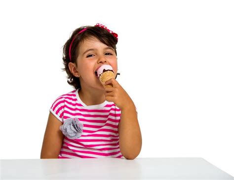 小孩冰淇淋图片-小孩冰淇淋素材免费下载-包图网