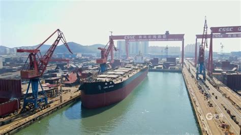 为后续试航节点奠定了坚实基础 青岛北海造船两艘21万吨散货船顺利出坞 - 青岛新闻网