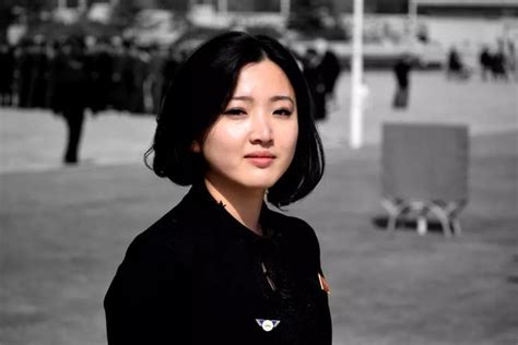“金普会”上的朝鲜女摄影：挂4个相机 不带一丝妆容