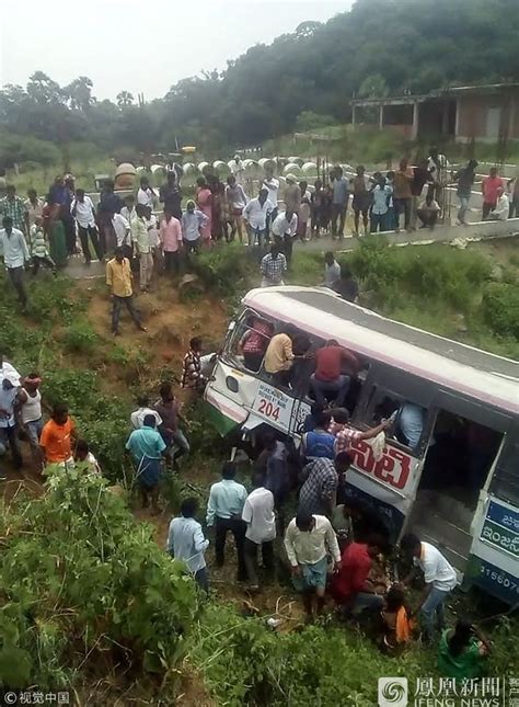 印度客车坠入山谷 至少43人遇难_凤凰网