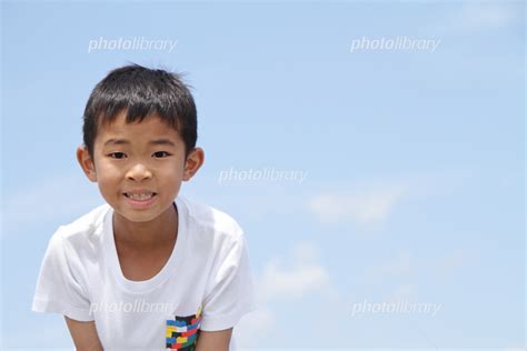 小学生(3年生)の笑顔と青空 (夏) 写真素材 [ 5598376 ] - フォトライブラリー photolibrary
