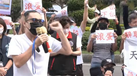 台湾民众为高雄大火遇难者伸冤，拉横幅抗议，喊话陈其迈下台_凤凰网视频_凤凰网