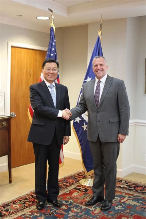 中国驻美国大使谢锋向美国国务院礼宾司司长吉福德递交国书副本