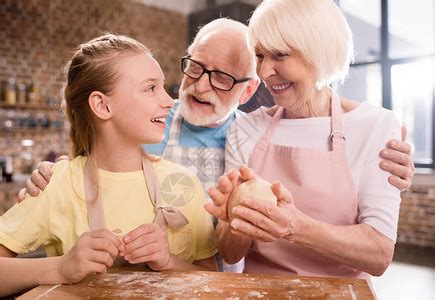 祖母祖父和孙女在厨房做饭高清图片下载-正版图片502666111-摄图网