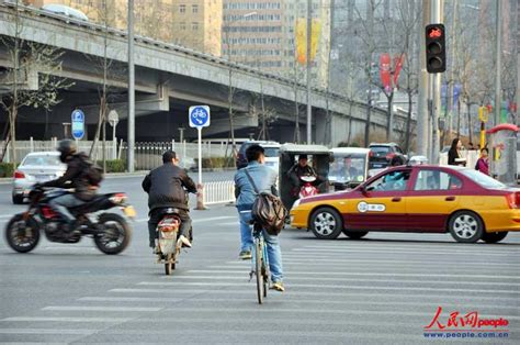 高清组图：五花八门的中国式过马路【18】--图片频道--人民网