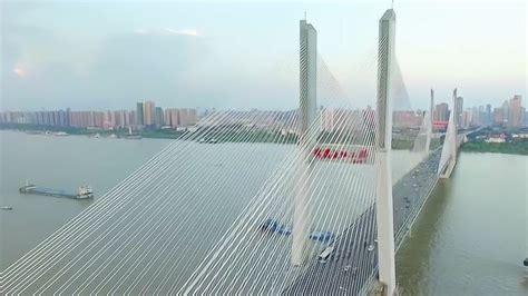 航拍壮观武汉长江二桥桥上风景，我国造桥技术世界顶峰_腾讯视频