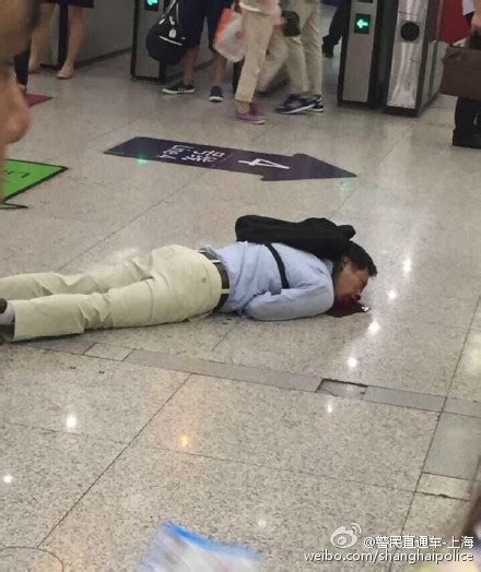 北京地铁二号线站台上老人突发心脏不适，幸好有他们！被及时送医 | 北晚新视觉