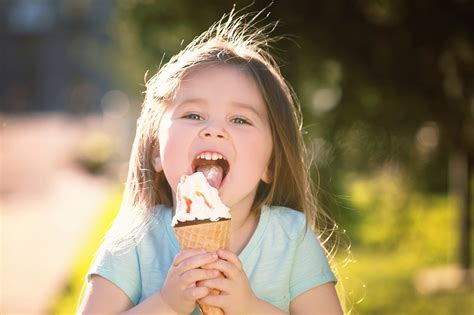一位小女孩在吃冰淇凌图片下载 - 觅知网