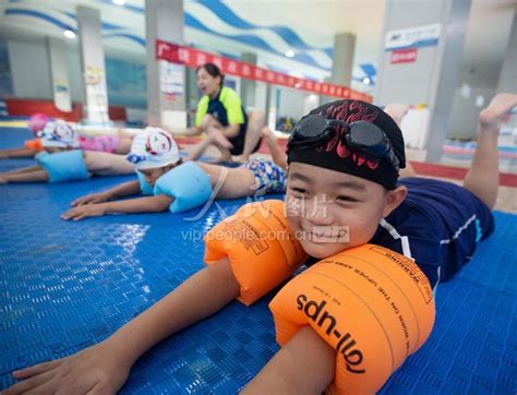 山东广饶：快乐暑期学游泳 强身健体增技能-人民图片网
