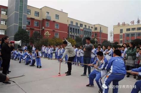 拔河比赛享快乐 团队协作展风采