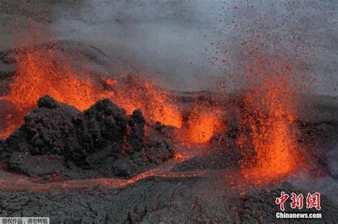法国火山爆发 熔岩崩裂喷涌而出_新浪图片