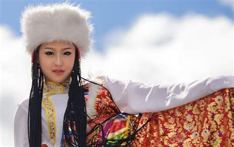 丁真藏袍藏族西藏民族风特色日常节日穿搭女士藏式袍藏装藏服外套-阿里巴巴