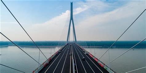石首长江公路大桥正式通车，武汉开车到石首仅需2个半小时左右__凤凰网