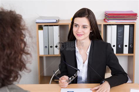 美丽的年轻女商人在办公室的办公桌前进行工作面试高清图片下载-正版图片504921855-摄图网