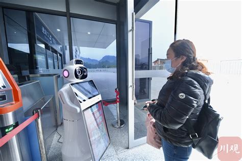 雅安火车站黑科技 无接触智能机器人能测温可消毒_四川在线