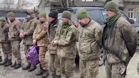 俄乌交换近200名战俘 两名英志愿者遗体送回乌克兰_凤凰网