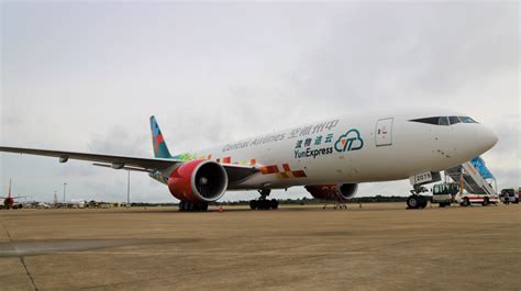 “零关税”引进首架777F宽体货机 成功落地海口江东新区-新闻中心-南海网