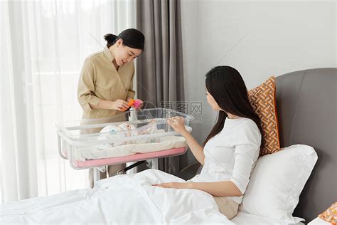 月嫂在家照顾生病的婴儿小宝宝高清图片下载-正版图片501725445-摄图网
