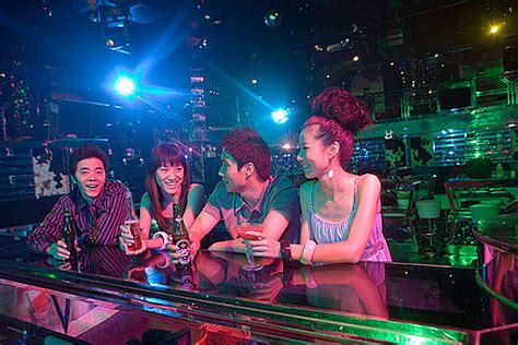 实拍韩国江南夜店：有着“男卑女尊”的特点，女生行为大胆很开放