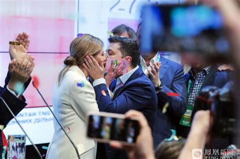乌克兰新任总统泽连斯基个人资料背景介绍 当选后与妻子热吻_国际新闻_海峡网