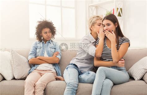 不同的女朋友分享秘密女人在家闲聊激动的情感女孩在朋友耳边窃私语高清图片下载-正版图片502538148-摄图网