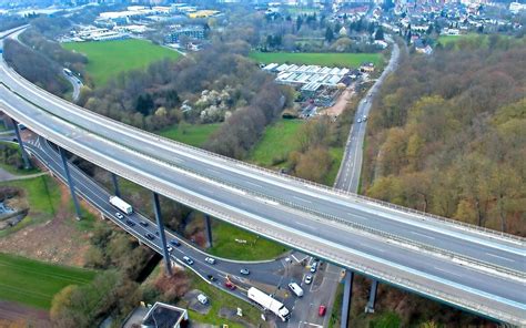 Neubau der Talbrücke soll 2030 beendet sein: Neue Risse im Fechinger ...