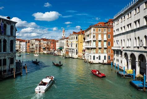 2023最经典的拍夜景机位。1592年改建为石桥，是威尼斯的象征。里亚托桥上威尼斯的夜，看了让人内心很平静_里亚托桥-评论-去哪儿攻略