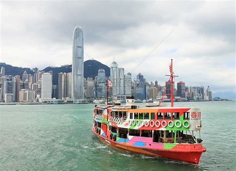 拍摄香港维多利亚港的红色帆船图片-记录7月27日香港维多利亚港的帆船素材-高清图片-摄影照片-寻图免费打包下载