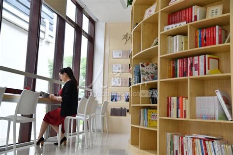 江苏苏州：24小时“便民书屋”亮相市民公园-人民图片网