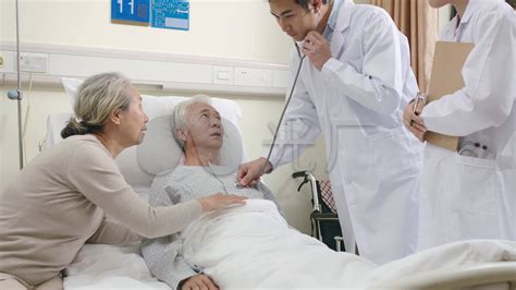 医生和住院病人高清图片下载-正版图片501522470-摄图网
