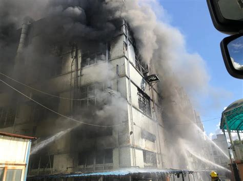厂房浓烟滚滚被烧出大洞，在这危急时刻——陈法中勇毅逆行冲入火场