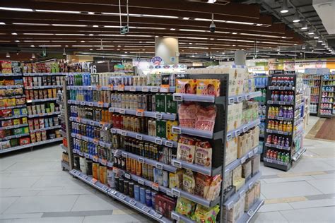 超市 货架 百威啤酒-罐头图库