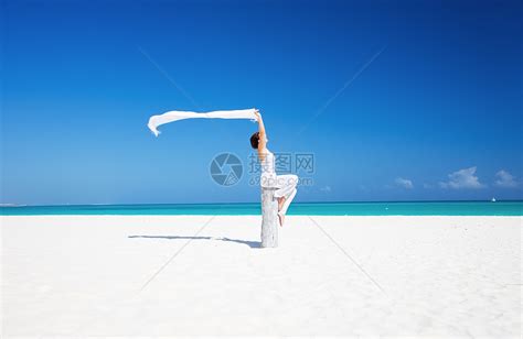 在海滩上快乐的女人旅行女性海洋天堂热带享受围裙蓝色海岸晴天高清图片下载-正版图片321371787-摄图网