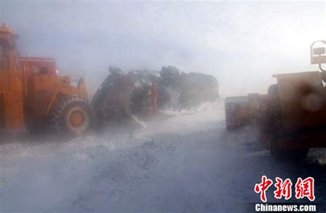 新疆玛依塔斯路段现七级风雪天 货车被吹翻-新闻中心-南海网