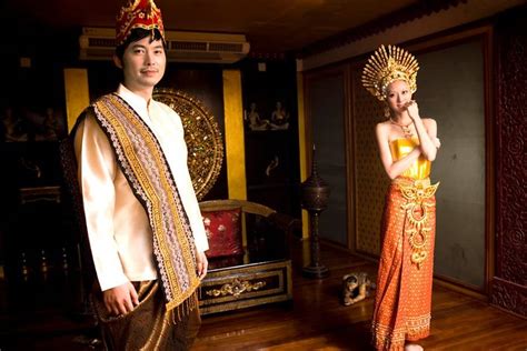 曼妙绚丽！快来欣赏东南亚女性的特色服饰！|东南亚|柬埔寨|纱笼_新浪新闻