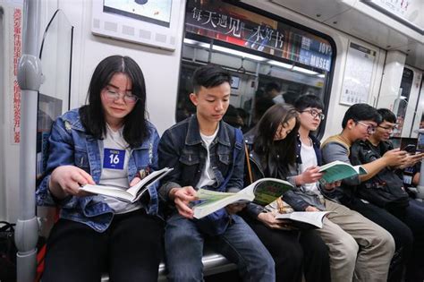 当读书走进地铁 地铁就是图书馆的模样_房产广州站_腾讯网
