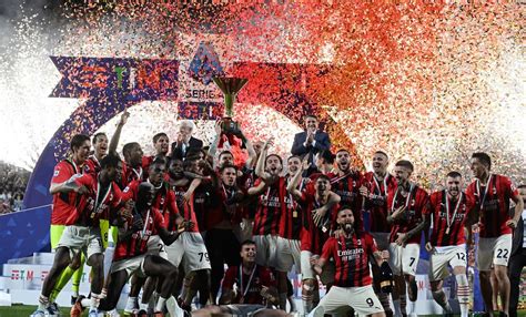 21/22赛季意甲冠军颁奖仪式：AC米兰夺冠捧杯