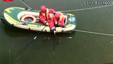 女儿落水死亡，父亲悲痛欲绝，跳入河中打捞尸体_腾讯视频