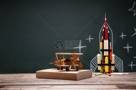 文具创意火箭和桌子上的模型飞机高清图片下载-正版图片501906593-摄图网